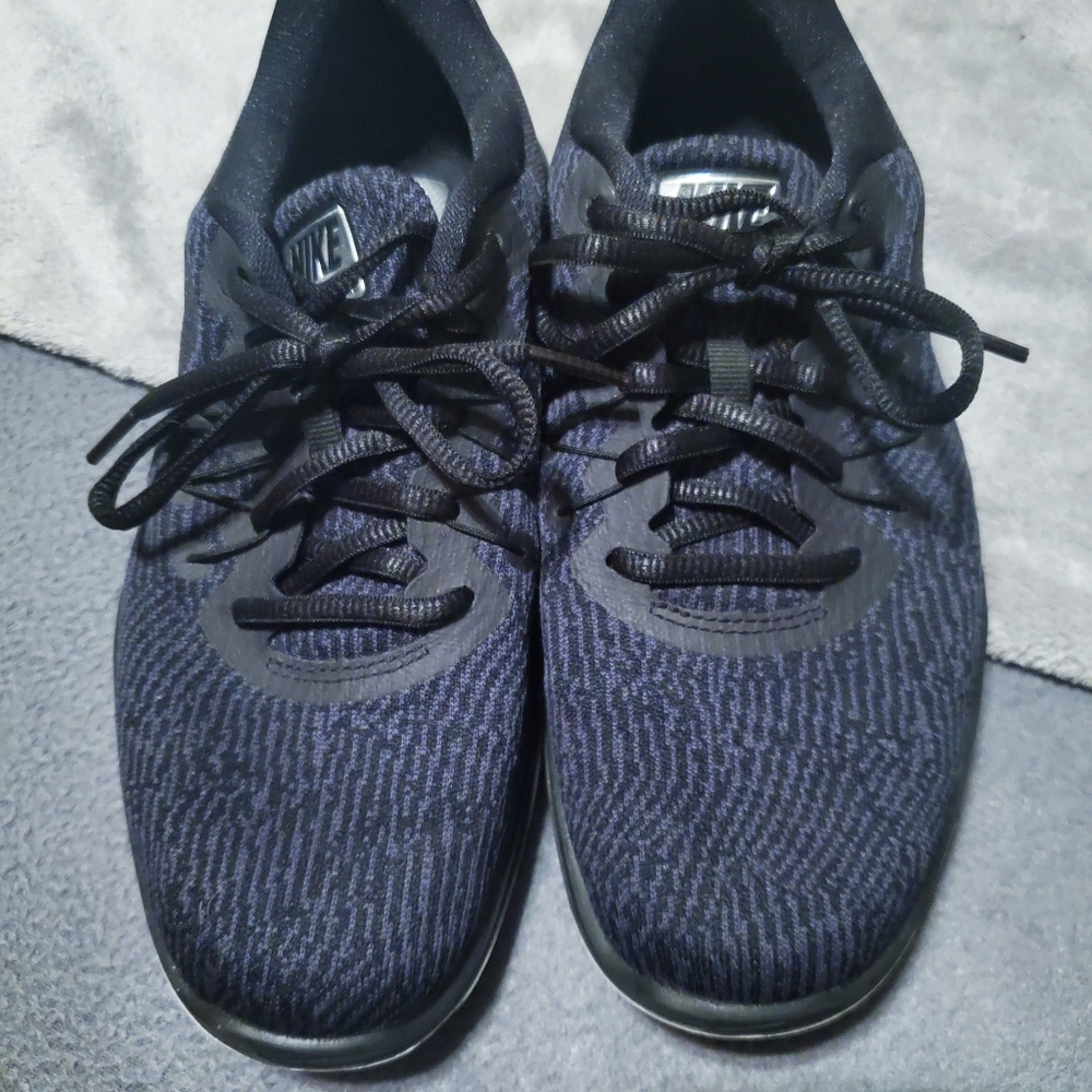 Tennis shoes